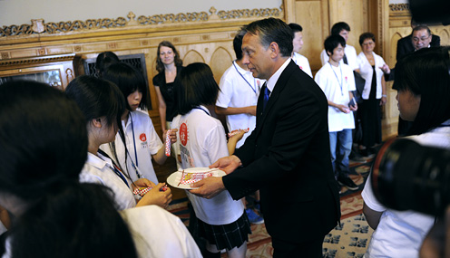 Orbán Viktor japán diákokkal (fotó: Horváth Ernő)