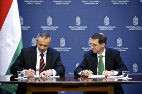Jámbor Zoltán és Varga Mihály aláírja a kormánnyal kötött stratégiai együttműködési megállapodást - Fotó: Árvai Károly